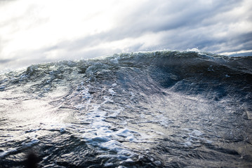 Obraz premium Winter sailing. Cold blue sea at sunset. waves and clouds, Norway