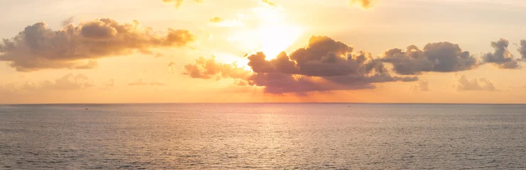 Crédence de cuisine en verre imprimé Mer / coucher de soleil Belle vue panoramique sur le coucher de soleil sur l& 39 océan. Ciel nuageux coloré et soleil couchant