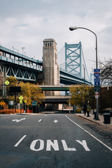 Fototapeta na wymiar Race Street and the Benjamin Franklin Bridge, in Philadelphia, Pennsylvania.