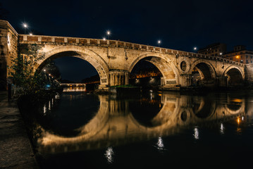 Obraz premium Ponte Sisto at night, in Rome, Italy.