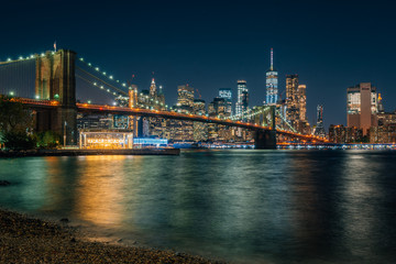 Fototapeta na wymiar The Brooklyn Bridge and Manhattan skyline at night, from DUMBO, Brooklyn, New York City