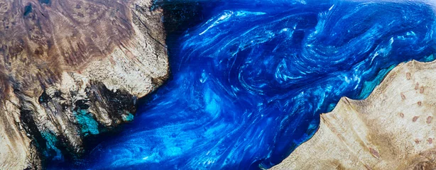 Gießen von Epoxidharz Stabilisierender Maserholz blauer abstrakter Hintergrund, Textur eines Holzharzes © Thicha
