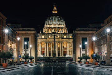 Fototapeta premium St. Peter's Basilica at night, in Vatican City, Rome, Italy