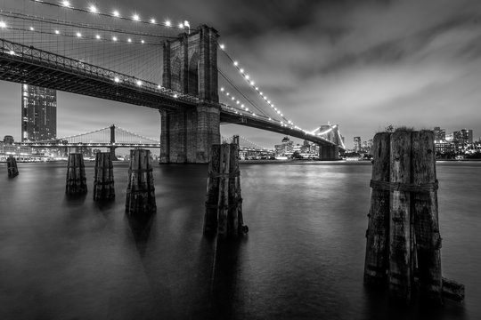 Black & white image of the Brooklyn Bridge, in Manhattan, New York City