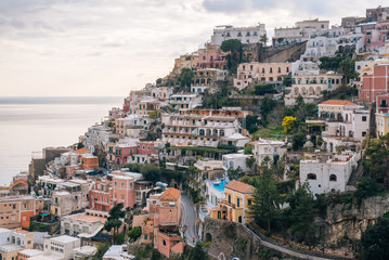 Obraz premium View of buildings on the hillside in Positano, on the Amalfi Coast in Campania, Italy