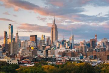 Fototapeta premium Widok na panoramę Manhattanu o zachodzie słońca, w Nowym Jorku