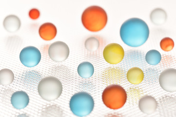 透明感のある色とりどりのガラス玉