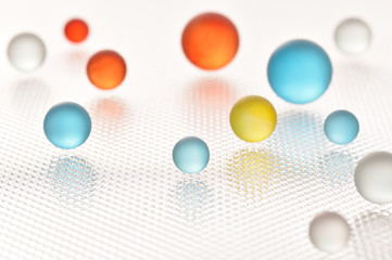 透明感のある色とりどりのガラス玉