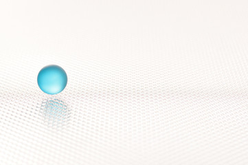 透明感のある青色のガラス玉