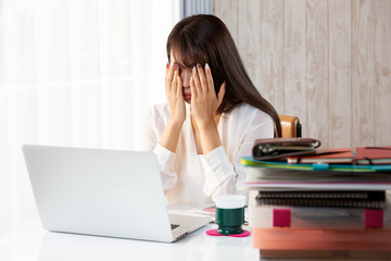 顔を覆うビジネスウーマン