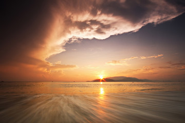 Fototapeta na wymiar sunrise with clouds on the ocean