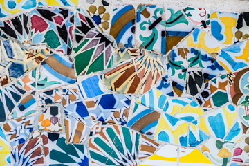Carrelage mosaïque au parc Güell Barcelone, arrière plan coloré