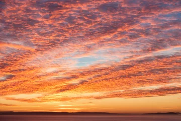 Muurstickers Dramatische zonsopgang, makreelhemel met cirrocumuluswolken © tinasdreamworld