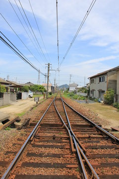 複線が単線になる線路のある風景(香川県)