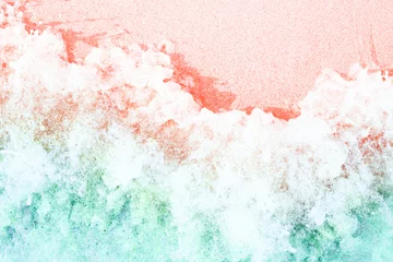 Sanfte Wellen mit Schaum am Sandstrand in trendigen Farben des Jahres 2019. Living Coral und Limpet Shell. © Olga Zarytska