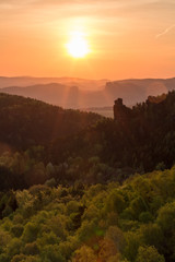 Morgendlicher Blick vom Gohrischstein auf große und kleine Hunskirche (Wetterfahnenaussicht) /...