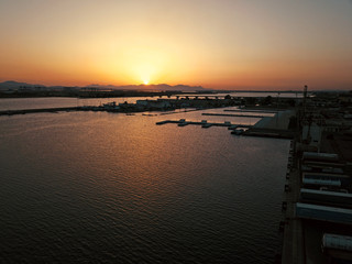 Fototapeta premium サルデーニャ島のカリアリ港の夕陽