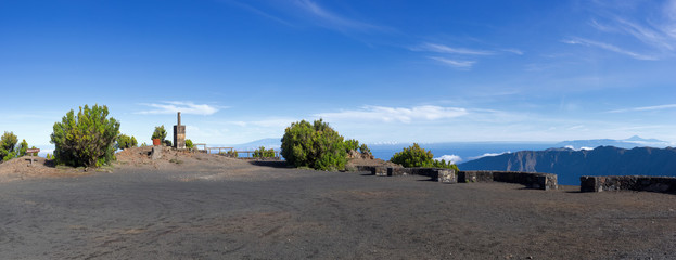 El Hierro - Plateau mit Gipfelsäule am Aussichtspunkt auf dem Malpaso, mit Blick auf La Palma und...