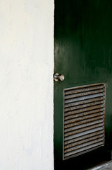 緑のドアとオフホワイトの壁