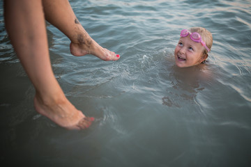 children play in water with parents