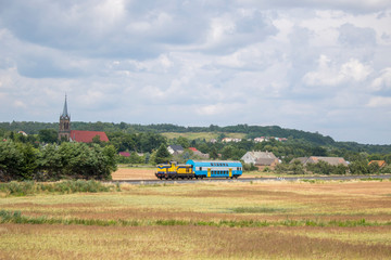 Piętrowy pociąg osobowy wśród ładnych letnich krajobrazów © Erap2