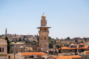 Obraz premium Ancient streets and buildings in the old city of Jerusalem