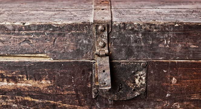 Old trunk closeup closed