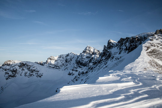 Blick auf einen Grad und schneebedeckte Berge in Tirol
