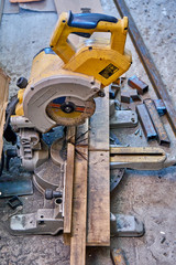 Miter saw with cutting disc for metal