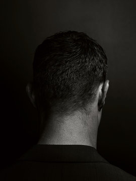 Portrait eines m&auml;nnlichen Kopfes von hinten in schwarz und weiss