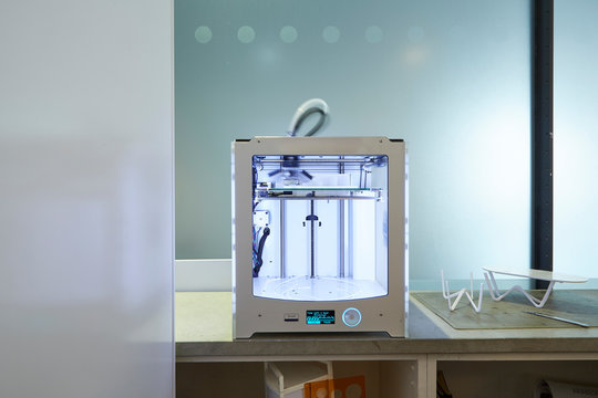 3d Printer in Aktion in modernem B&uuml;ro