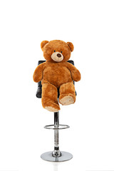 Teddybär auf einen Hocker gesetz mit weisse Hintergrund
