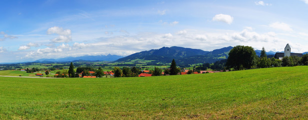 Blick von Oy Mittelberg auf das sommerliche Alpenvorland bei Füssen Panorama