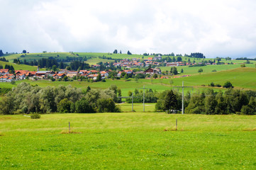 Dorf Mittelberg im Ostallgäu in Bayern im Sommer
