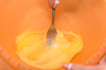 Beat the eggs. Stir the egg. Prigtovlenie yashnitsy. Make the dough on eggs. Ingredients for the test. Homemade food.