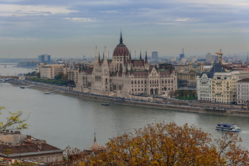 Obraz premium Budapest Parliament building, overlooking the river Danube, on a autumn day 