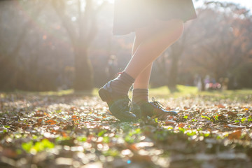 女性の足元　秋　公園