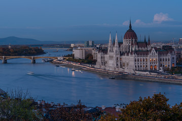 Obraz premium Budapest Parliament building, in the early evening, overlooking the river Danube.