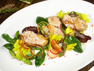 Kalbsbries auf Salat mit Spargel