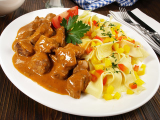 Kalbsgulasch mit Nudeln