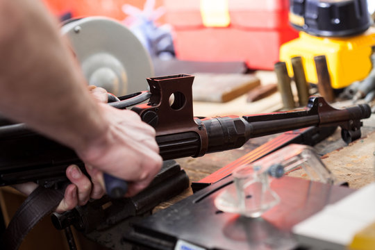 repair of the old German submachine gun MP-38