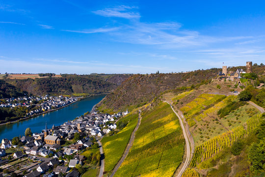Germany, Rhineland-Palatinate, Mayen-Koblenz, Moselle, town Alken with Thurant Castle, vineyards