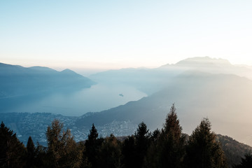 Blick von der Aussichtplattform Cardada über Locarno, Ascona und den Lago Maggiore, Tessin, Schweiz.