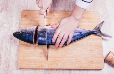 cook cuts raw tuna fish