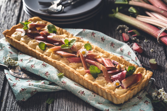 Tarte &agrave; la Rhubarbe Fraiche et Cr&egrave;me P&acirc;tissi&egrave;re