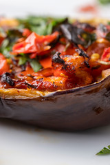 Gegrillte gefüllte Aubergine