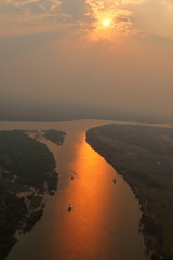 Sonnenuntergang am Sambesi River in Afrika