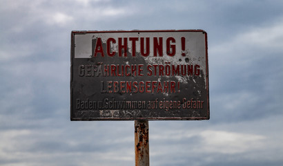Warnschild Gefährliche Strömung