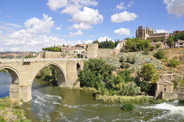 Obraz premium San Martin's Bridge in Toledo city in Spain.