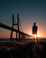 Photo sur Plexiglas Pont Vasco da Gama Rayos de sol al amanecer desde el puente Vasco da Gama en Lisboa, Portugal